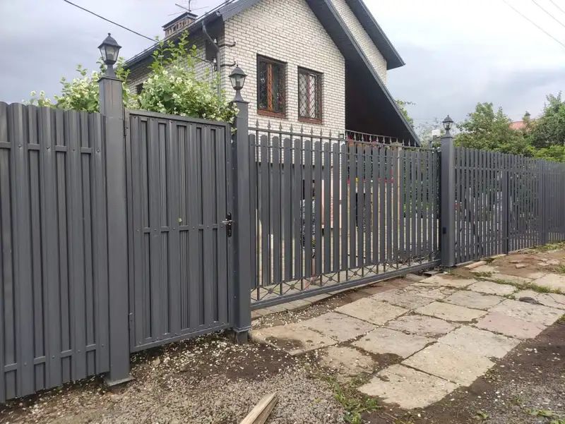 Забор из евроштакетника
