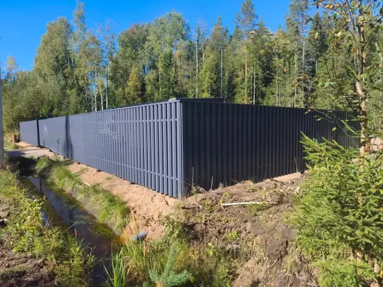 Забор на участке с уклоном: ступенчатый или наклонный монтаж
