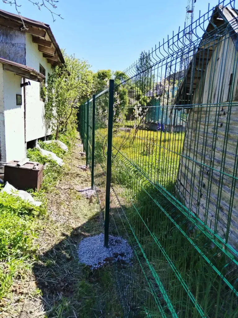 Ограждение из 3D-сетки на загородном участке