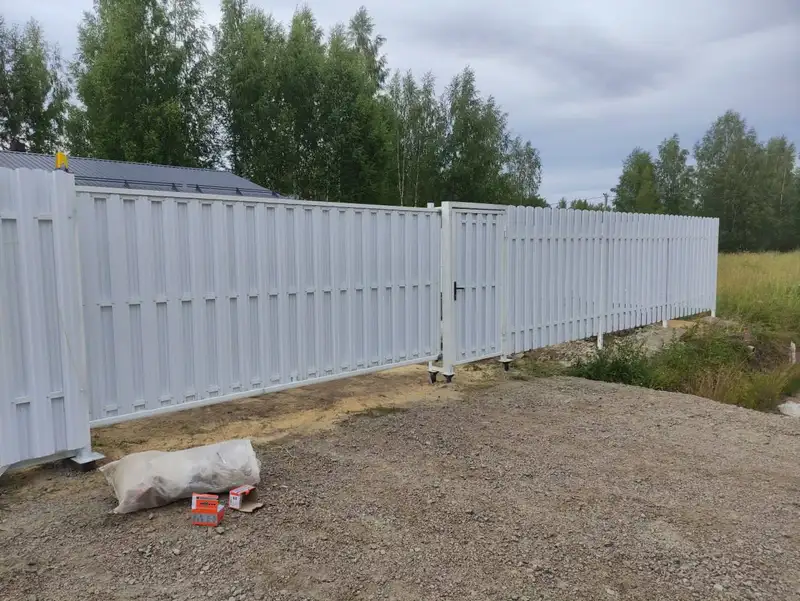 Забор из евроштакетника, цвет белый, объект ЛенЗабор