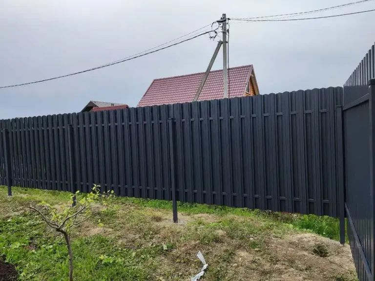 Какой забор выбрать для дачи: сравниваем 3 материала и цены