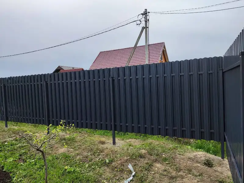 Какой забор выбрать для дачи: сравниваем 3 материала и цены